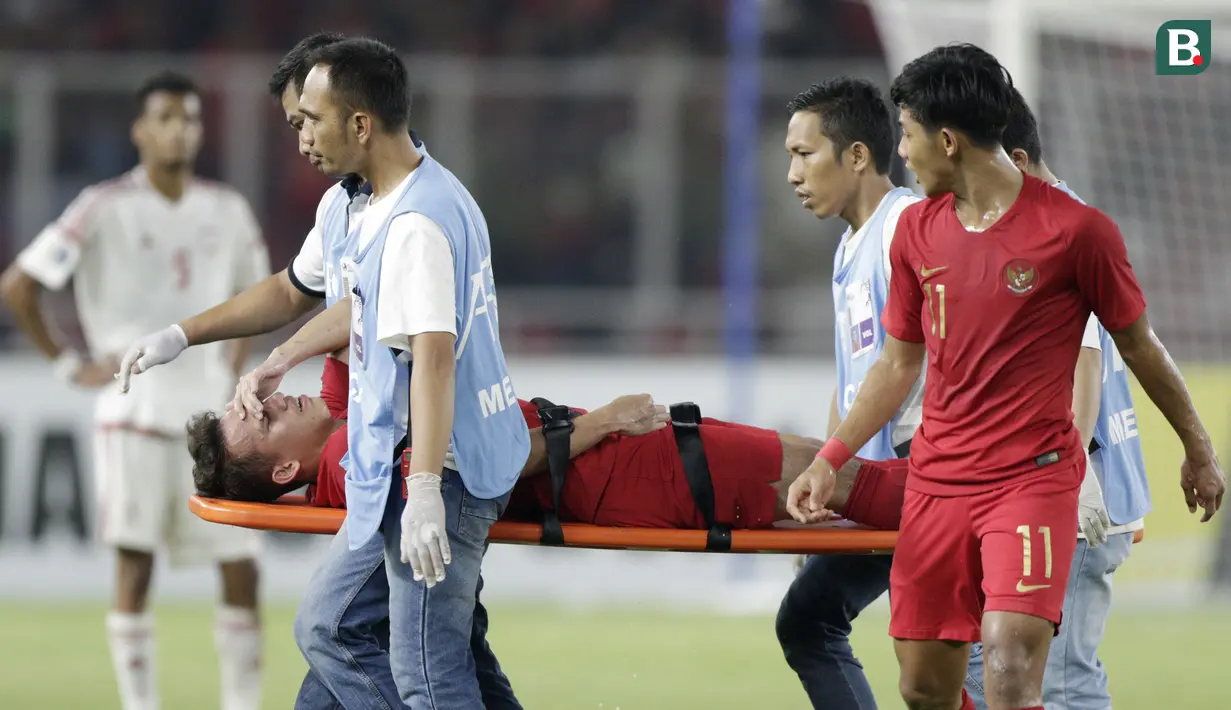 Gelandang Indonesia, Egy Maulana Vikri, ditandu keluar lapangan karena cedera saat melawan Uni Emirat Arab (UEA) pada laga AFC di SUGBK, Jakarta, Rabu (24/10/2018). Indonesia menang 1-0 atas UEA. (Bola.com/M Iqbal Ichsan)