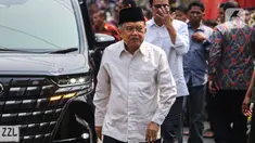 Sejumlah tokoh dan pejabat berdatangan untuk menyampaikan duka cita ke pihak keluarga Wakil Presiden ke-9 Republik Indonesia Hamzah Haz di rumah duka, Kawasan Tegalan, Matraman, Jakarta, Rabu (24/7/2024). Diantaranya, Wakil Presiden RI ke-10 dan 12 Jusuf Kalla. (Liputan6.com/Angga Yuniar)
