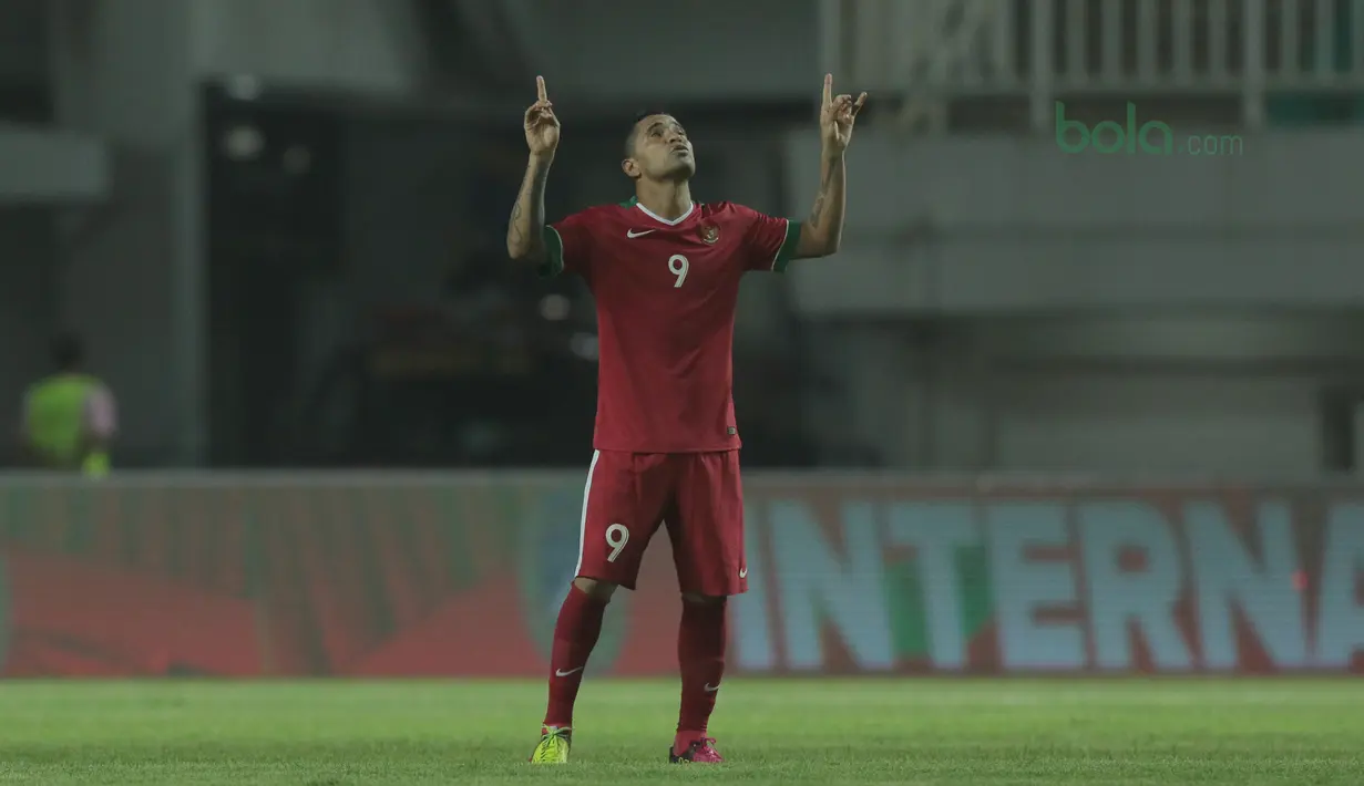 Pemain Naturalisasi Timnas Indonesia, Beto Goncalves berdoa sebelum laga melawan Korea Selatan U-23 pada laga uji coba di Stadion Pakansari, Bogor, (23/6/2018).  Indonesia U-23 kalah 1-2 dari Korea U-23. (Bola.com/Nick Hanoatubun)