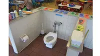 Toilet yang berada ditengah-tengah kelas (Sumber: boredpanda)