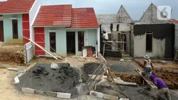 Pekerja menyelesaikan pembangunan perumahan bersubsidi di Bukit Rancayamaya Residences, Bogor, Minggu (14/02/2021). PT BTN Tbk mengalami lonjakan penyaluran KPR subsidi pada kuartal  III dan kuartal IV tahun 2020 setelah sempat mengalami penurunan pada kuartal kedua. (merdeka.com/Arie Basuki)