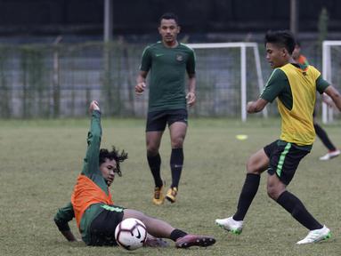 Pemain Timnas Indonesia U-19, Bagus Kahfi, berebut bola saat latihan di Stadion Padjadjaran, Bogor, Kamis (26/9). Latihan ini merupakan persiapan jelang kualifikasi Piala Asia 2020. (Bola.com/Yoppy Renato)