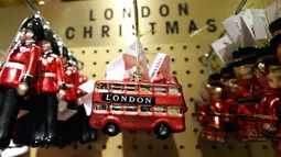 Salah satu ornamen natal yang dijual di toko Selfridges, London, Senin (6/8). Kebijakan membuka gerai ornamen natal jauh hari sebelum natal tiba ternyata untuk memfasilitasi para turis dari luar negeri yang sedang berkunjung ke London. (AP/Robert Stevens)
