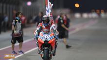 Pebalap Ducati, Andrea Dovizioso merayakan gelar juara MotoGP Qatar di Sirkuit Losail, Doha, Minggu (18/3/2018). Dovizioso juara dengan catatan waktu 42 menit 34,654 detik. (AFP/Karim Jaafar)