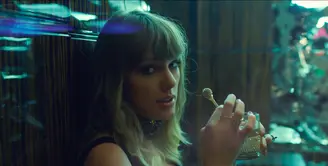 Taylor Swift terlihat minum minuma beralkohol dala video End Game. Namun sepertinya itu adalah whiskey, minuman Old Fashioned yang ia sebut di Getaway Car, lagu lain di album Reputation. (Cosmopolitan)