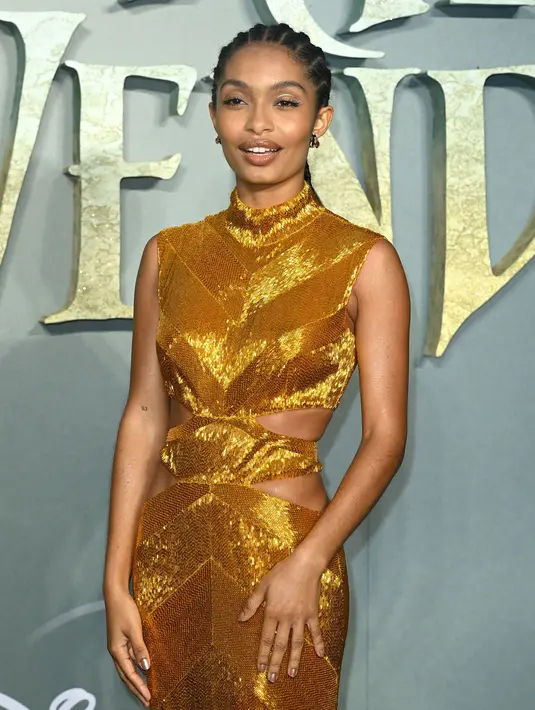Yara Shahidi mengenakan slashed dress dan pin heels boots. Semua outfitnya berwarna kuning, dengan detail bugle bead embroidery dan fringing. Foto: Document/Alexander McQueen.
