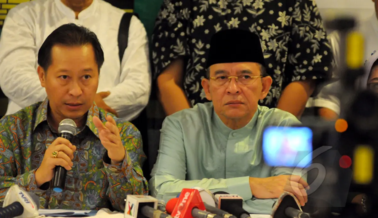 Mantan ketum PPP Suryadharma Ali (kanan) didampingi Ketua Tim Penasehat Hukum PPP Humphrey Djemat  memberikan keterangan terkait putusan PTUN yang memenangkan gugatan kubu SDA, di kantor DPP PPP, Jakarta, Rabu (25/2/2015). (Liputan6.com/Andrian M Tunay)