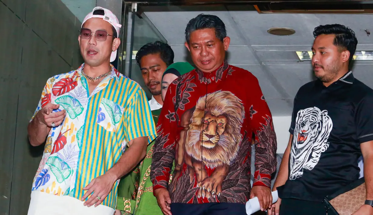 "Atas keputusan dari pak Densu untuk melaporkan atas perbuatan pencemaran nama baik. Tadi udah bikin laporan. Bukti LP-nya pasal yang kita tuduhkan pasal 310, 311 KUHP 315 juga kemudian juncto pasal 27 ayat 3 UU ITE," ujar Mohamad Anwar, di Polda Metro Jaya, Selasa (22/8/2023). [Foto: Muhammad Akrom Sukarya/KapanLagi.com]