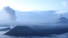 Lanskap Gunung Bromo-Tengger-Semeru yang diselimuti kabut menjadi salah satu destinasi wisata favorit di Jawa Timur. (Liputan6.com/Immanuel Antonius)