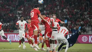 Bek Timnas Indonesia, Elkan Baggott, menyambut umpan Kevin Diks via sepak pojok saat menghadapi Mozambik pada lanjutan FIFA Matchday 2026 di Stadion Utama Gelora Bung Karno (SUGBK), Selasa (9/6/2026). (Bola.com/Abdul Aziz)