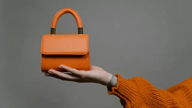 Menggunakan spray untuk merawat tas