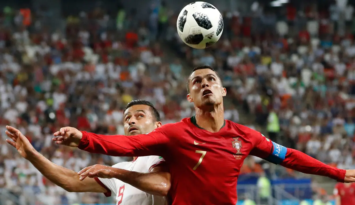 Spanyol Melaju ke-16 Besar Piala DuniaPemain timnas Portugal, Cristiano Ronaldo berebut bola dnegan pemain timnas Iran, Omid Ebrahimi pada matchday ketiga Grup B Piala Dunia 2018 di Mordovia Arena, Saransk, Selasa (26/6). Iran berhasil menahan imbang Port