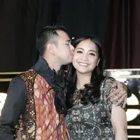 Meski kabar kurang enak sering didapatkan, namun pasangan Raffi dan Gigi masih terlihat mesra. Bahkan demi menepis kabar tersebut, keduanya merayakan ulang tahun perkawinan ke-2 bersama penggemarnya. (Galih W. Satria/Bintang.com)