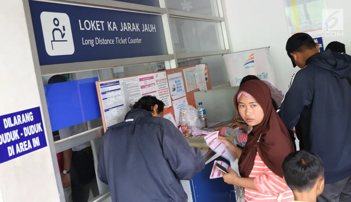 Calon penumpang melakukan reservasi secara manual di Stasiun Pasar Senen, Jakarta, Jumat (21/12). Puncak mudik libur panjang Natal 2018 dari Jakarta dengan kereta api diprediksi pada 21-22 Desember. (Liputan6.com/Helmi Fithriansyah)