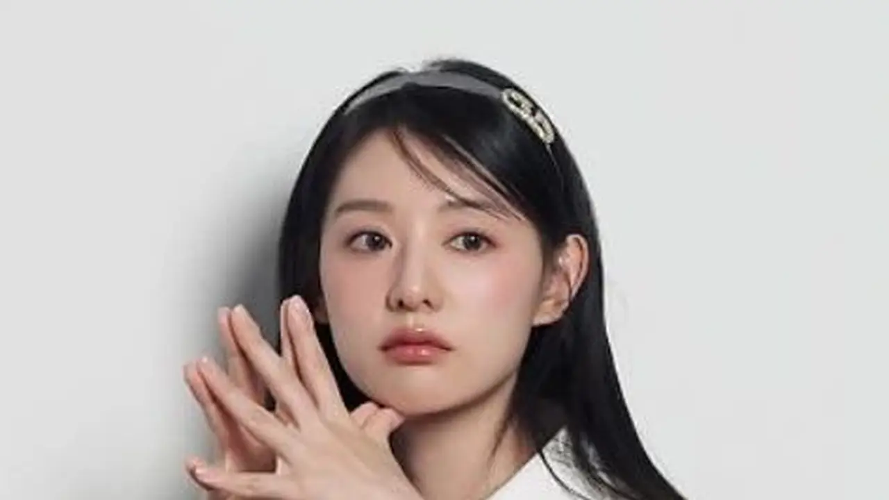 6 Potret Kim Ji Won Tampil dengan Innocent Look, Disebut Masih Cocok Debut Jadi Idol KPop