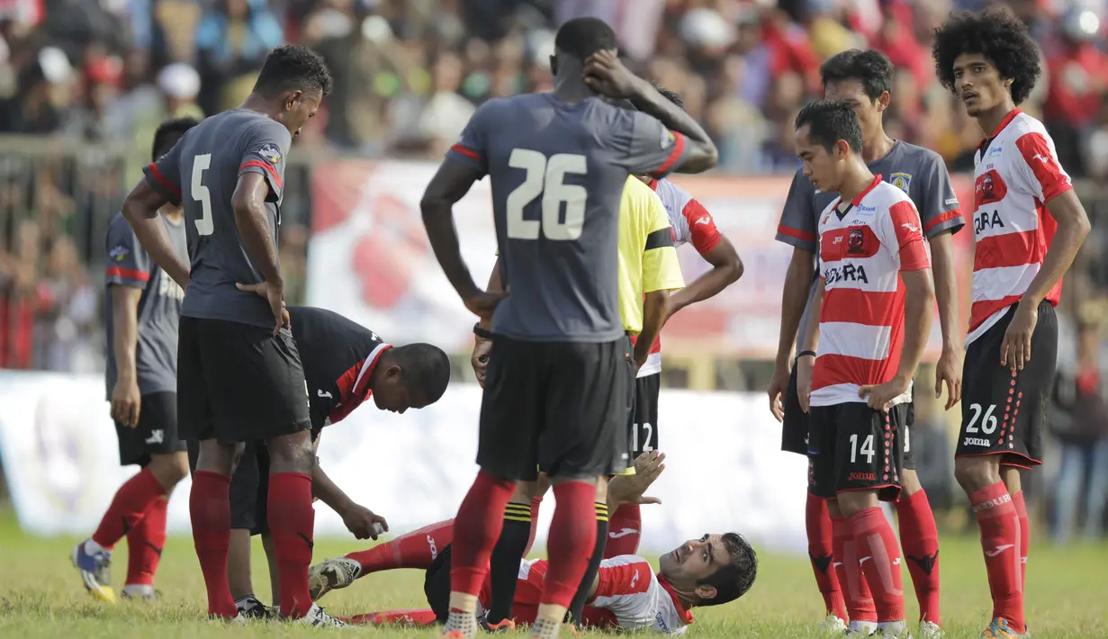 Bomber Madura United asal Spanyol, Pablo Aracil, terjatuh usai berebut bola dengan pemain Persiba Balikpapan pada laga uji coba di Stadion Ahmad Yani, Sumenep, Sabtu (20/2/2016). (Bola.com/Vitalis Yogi Trisna)