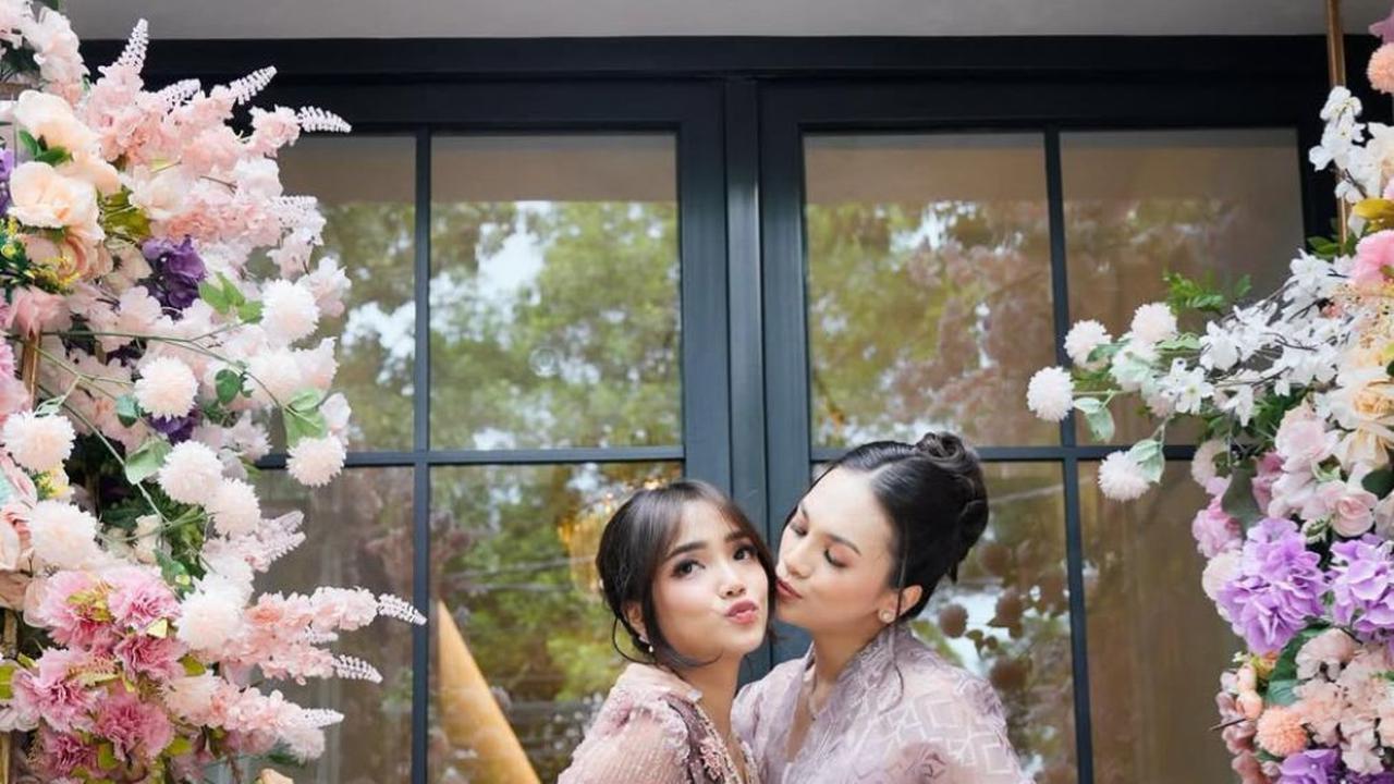 Gaya Elegan Fuji di Acara Tunangan Frans Faisal dan Indah, Kebaya Ungu Jadi Sorotan