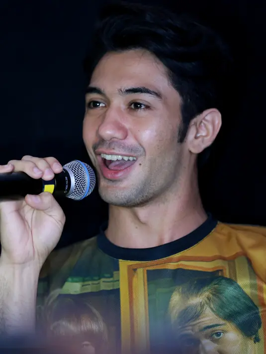 "Kalau prosesnya yang jelas memakan waktu dua jam yah membuat make overnya. Selain itu rambut hampir dua jam," kata Reza saat launching trailer film My Stupid Boss, XXI Kemang Village, Kemang, Jakarta Selatan, Kamis (14/4). (Adrian Putra/Bintang.com)