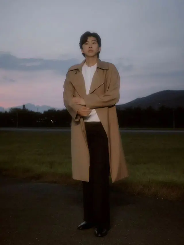 Inspirasi busana Lim Young Woong dengan coat cokelat