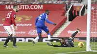 Abdoulaye Doucoure dari Everton, tengah, mencetak gol pertama timnya selama pertandingan sepak bola Liga Premier Inggris antara Manchester United dan Everton di stadion Old Trafford di Manchester, Inggris, Sabtu 6 Februari 2021. (Alex Pantling / Pool via