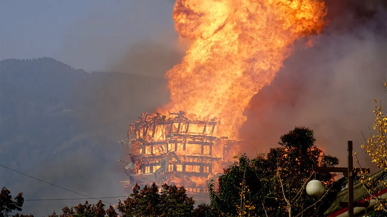 Pagoda 16 tingkat di China terbakar habis