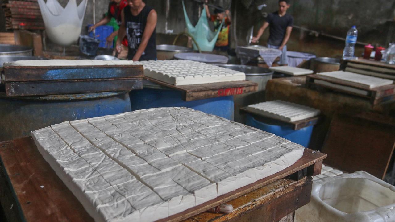 FOTO: Perajin Tahu Tertekan Kenaikan Harga Kedelai