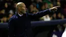 Pelatih Real Madrid Zinedine Zidane memberi arahan saat melawan Levante di pertandingan Liga Spanyol di stadion Ciutat de Valencia di Valencia (3/2). Hasil ini membuat Madrid gagal menyalip Valencia di klasemen sementara La Liga. (AP Photo/Alberto Saiz)