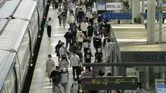 Orang-orang yang memakai masker sebagai tindakan pencegahan terhadap virus corona keluar dari kereta api menjelang liburan Chuseok atau Hari Thanksgiving versi Korea di Stasiun Kereta Seoul di Seoul, Korea Selatan (19/9/2021). Liburan Chuseok jatuh pada 21 September (21/9). (AP Photo/Ahn Young-joon)