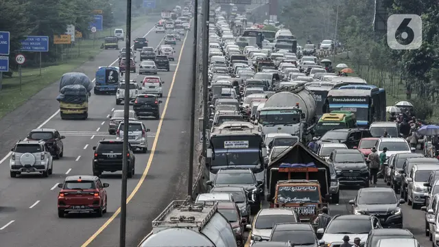 FOTO: Ribuan Kendaraan Arah Puncak Terjebak Penutupan Sistem One Way