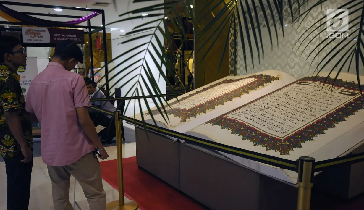 Pengunjung melihat replika Al Quran terbesar yang dipamerkan pada Ramadan Raya Feast di Pasaraya Blok M, Jakarta, Selasa (5/6). Event Ramadan Raya Feast berlangsung hingga 10 Juni 2018. (Liputan6.com/Helmi Fithriansyah)