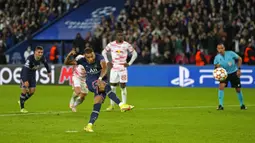 Pemain Paris Saint-Germain Kylian Mbappe gagal mengeksekusi tendangan penalti ke gawang RB Leipzig pada pertandingan sepak bola Grup A Liga Champions di Stadion Parc des Princes, Paris, Prancis, Selasa (19/10/2021). Paris Saint-Germain (PSG) menang 3-2. (AP Photo/Francois Mori)