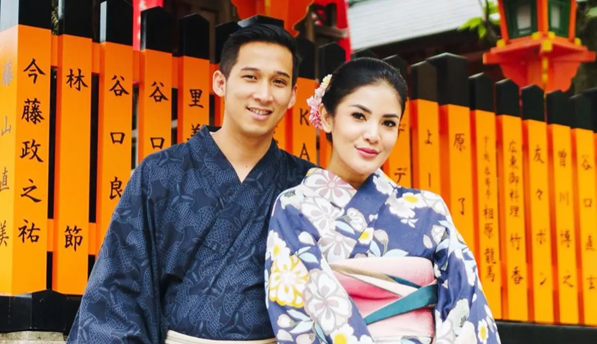 Bersama dengan suami tercinta, Askara Parasady Harsono dan kedua anaknya. Nindy Ayunda melakukan perjalanan liburan ke Jepang. Memang liburan ke Jepang tak lengkap bila belum berfoto menggunakan kimono. (Liputan6.com/IG/@nindyparasadyharsono)