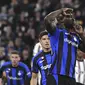 Pemain Inter Milan Romelu Lukaku memberi isyarat setelah mencetak gol dalam pertandingan leg pertama semifinal Coppa Italia melawan Juventus di Alliaz Stadium, Torino, Rabu (5/4/2023) dini hari WIB. (Fabio Ferrari/LaPresse via AP)