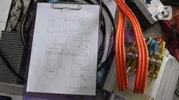 Terkait konversi kendaraan berbahan bakar minyak menjadi kendaraan listrik, PLN mendorong kepada para siswa  melalui program ElVIS ((Electric Vehicle Conversion) mampu melakukan kegiatan  produksi mobil listrik konversi. (merdeka.com/Imam Buhori)