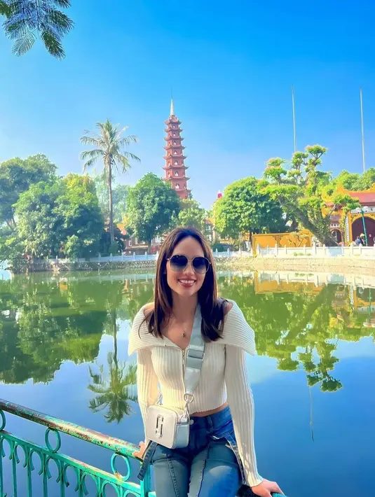 Cinta Laura saat ini tengah meniknati liburannya. Dia memilih liburan ke Vietnam.