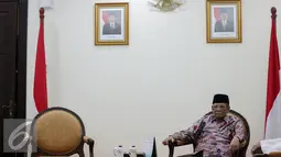 Sekjen ICIS, KH Hasyim Muzadi menunggu Wakil Presiden Jusuf Kalla di Kantor Wakil Presiden, Jakarta, Senin (26/10/2015). Pertemuan membahas rencana Konvensi Islam Internasional di Malang dengan fokus perdamaian di Indonesia. (Liputan6.com/Faizal Fanani)