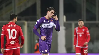 Penyerang Fiorentina, Dusan Vlahovic (tengah) berselebrasi usai mencetak gol ke gawang Sampdoria pada pertandingan lanjutan Liga Serie A Italia di stadion Artemio Franchi di Firenze, Italia (30/11/2021). Fiorentina menang atas Sampdoria 3-1. (Massimo Paolone/LaPresse via AP)