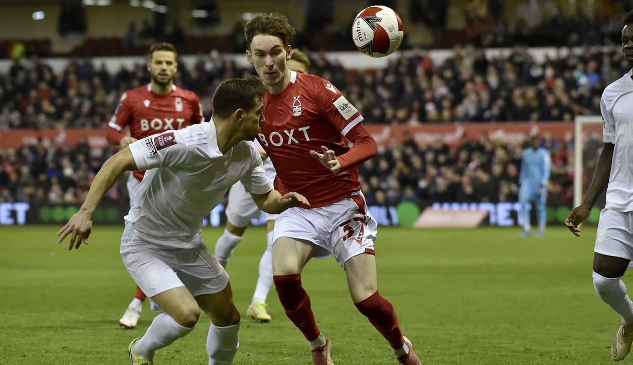 Arsenal yang bertindak sebagai tamu sebenarnya bermain agresif sejak menit awal. Namun Cedric Soares dan kawan-kawan tampak kesulitan menciptakan peluang-peluang bersih di muka gawang Nottingham Forest. (AP/Rui Vieira)