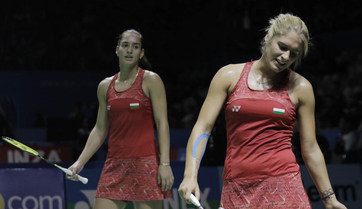 Ganda putri Bulgaria, Stefani Stoeva/Gabriela Stoeva, saat melawan wakil Korsel, Lee So Hee/Shin Seung Chan, pada Indonesia Open di Istora Senayan, Rabu, (4/7/2018). Stoeva bersaudara takluk 21-15 10-21 22-20. (Bola.com/M Iqbal Ichsan)