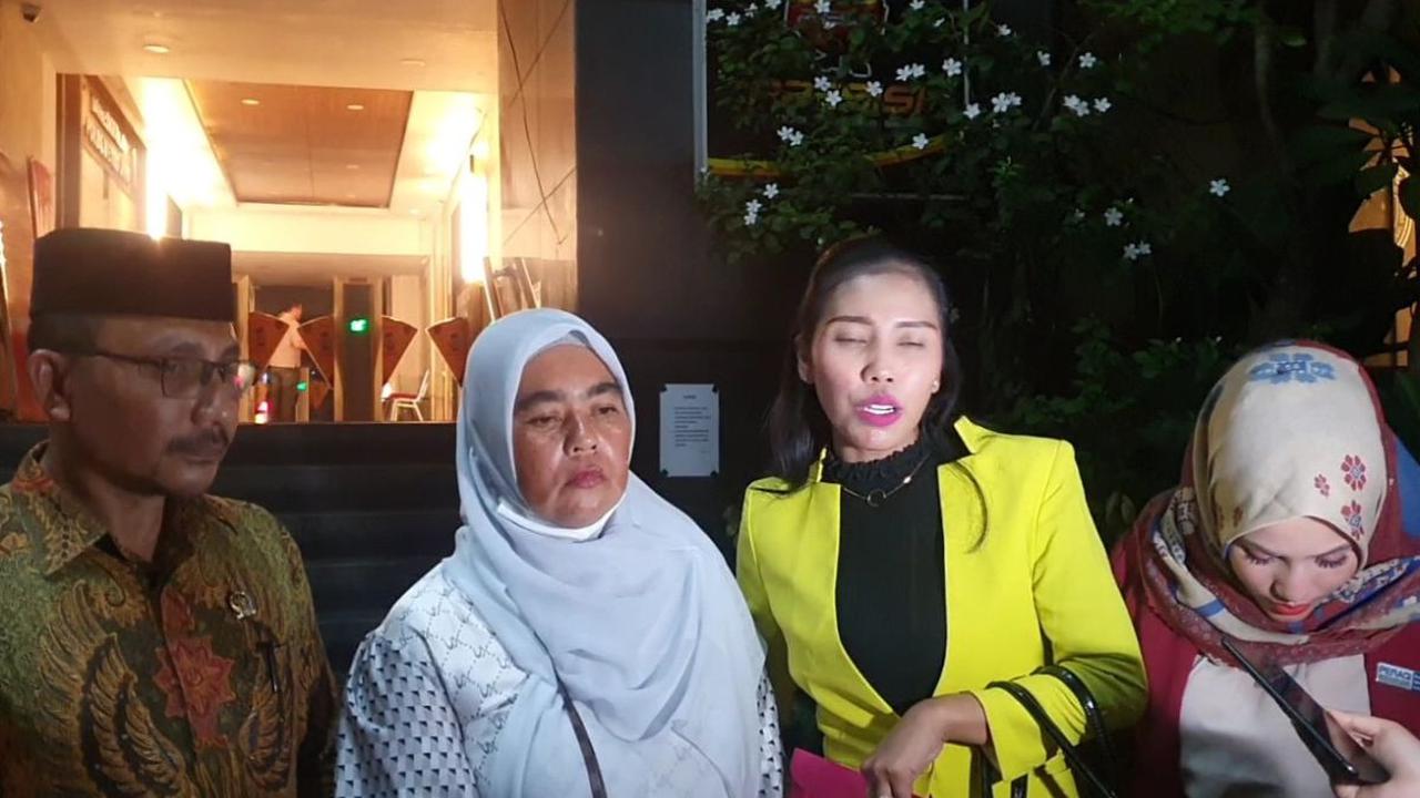 Menurut Indra, sampai saat pemeriksaan diputarkan video anaknya, Fauziah tidak lagi mau mendengar.<br>