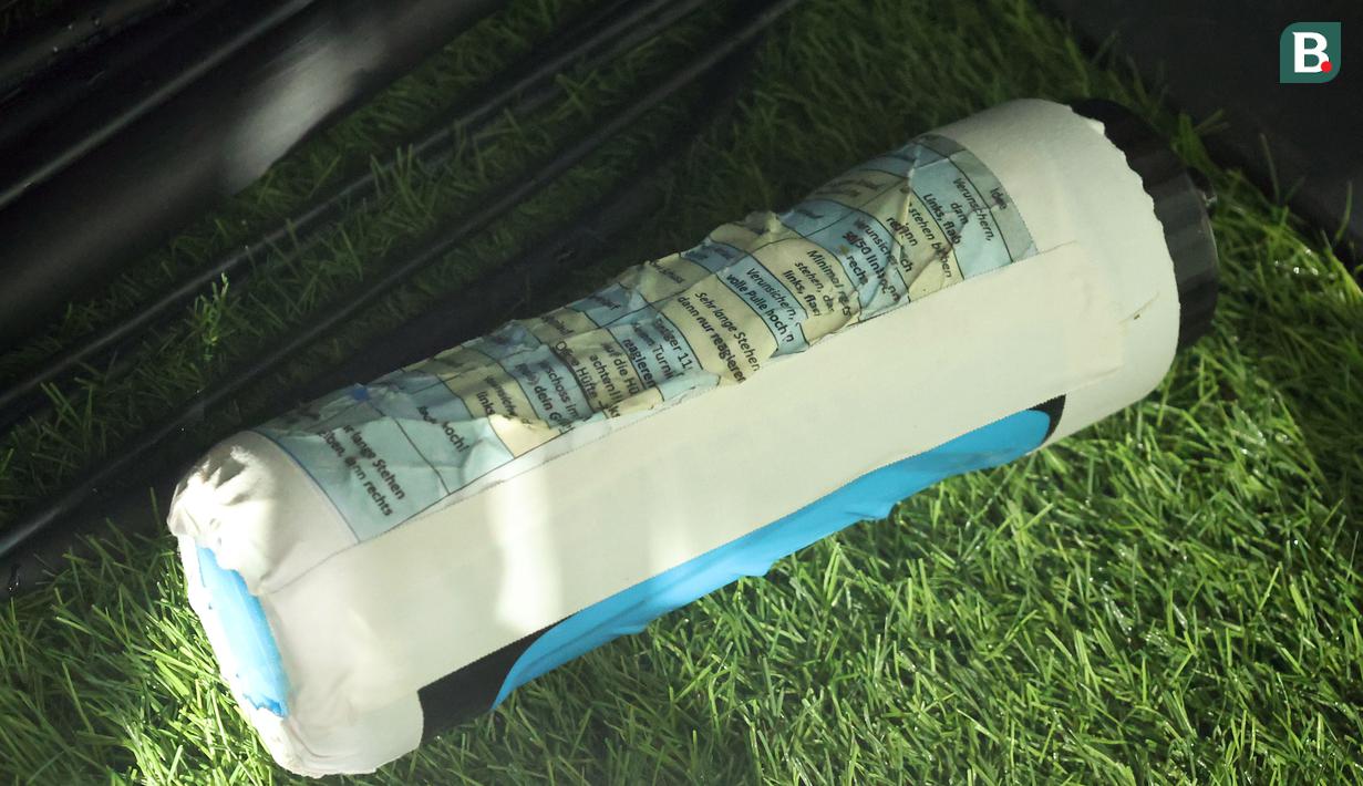 Botol air minum milik Konstantin Heide yang ditempelkan contekan oleh pelatih kiper Timnas Jerman U-17 saat babak adu penalti dalam pertandingan Final Piala Dunia U-17 2023 melawan Prancis U-17 yang berlangsung di Stadion Manahan, Solo, Sabtu (2/12/2023). (Bola.com/Abdul Aziz)