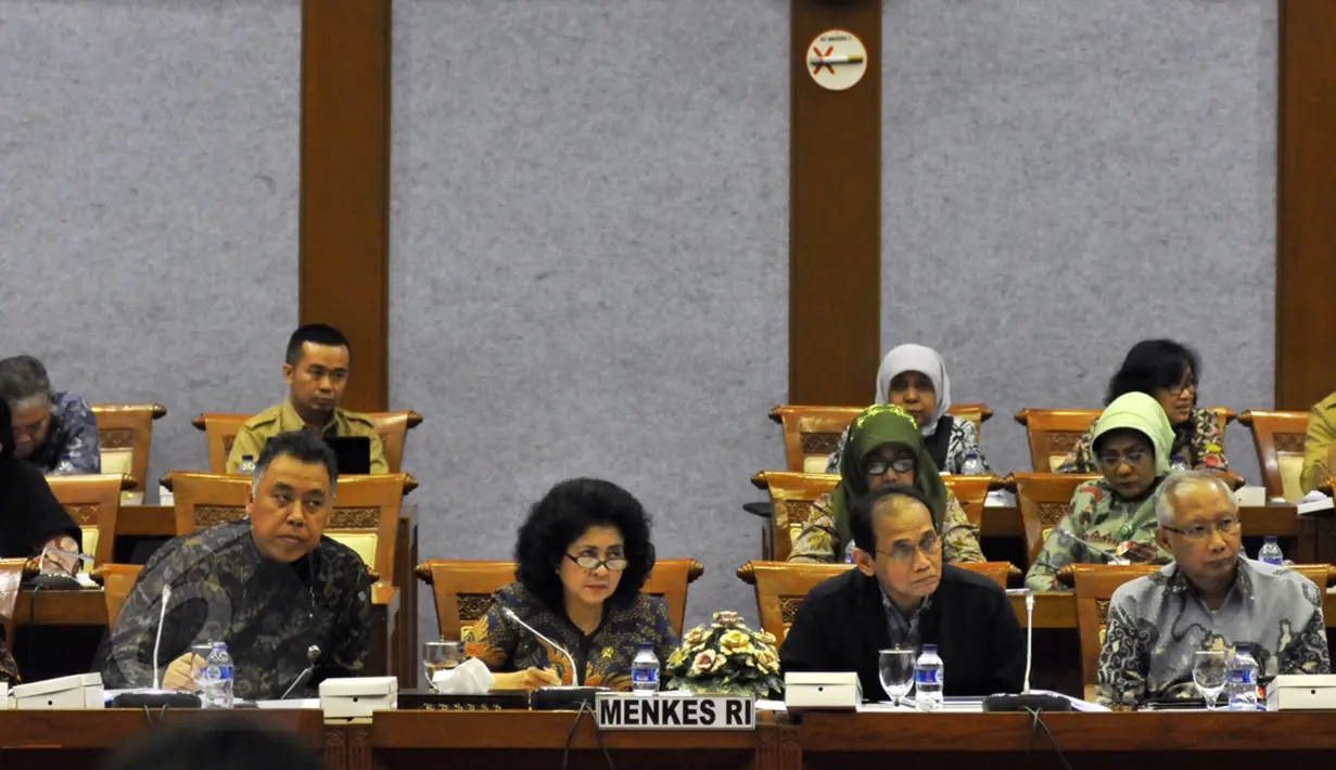 Menteri kesehatan, Nila F Moeloek mendengarkan saat rapat kerja bersama komisi IX DPR RI di Jakarta, Senin (1/6/2015). Rapat membahas mengenai keterlibatan rumah sakit swasta di dalam program JKN. (Liputan6.com/Andrian M Tunay)