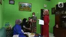Sejumlah relawan Dompet Dhuafa mengecek kesehatan ibu menyusui penyintas COVID-19 di RW 07 Kelurahan Tengah, Kramat Jati, Jakarta, Kamis (5/8/2021). Kegiatan tersebut dalam rangka Pekan ASI Sedunia yang diperingati setiap tanggal 1 hingga 7 Agustus. (Liputan6.com/Herman Zakharia)