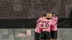 Para pemain Barcelona merayakan gol ke gawang Rayo Vallecano pada pertandingan 16 besar Copa del Rey di Stadion Vallecas, Madrid, Spanyol, Rabu (27/1/2021). Barcelona melaju ke perempat final Copa del Rey usai mengalahkan Rayo Vallecano 2-1. (AP Photo/Manu Fernandez)