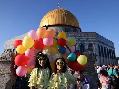 Jemaah Muslim berkumpul di kompleks masjid al-Aqsa di Kota Tua Yerusalem selama sholat Idul Adha, pada 28 Juni 2023. Dikenal sebagai festival "besar", Idul Adha, atau Hari Raya Kurban, dirayakan setiap tahun oleh umat Islam mengorbankan berbagai hewan menurut tradisi agama, termasuk sapi, unta, kambing, dan domba. (Photo by AHMAD GHARABLI / AFP)