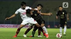 Pemain PSIS Semarang Pratama Arhan Alif Rifai (kanan) berusaha melepaskan diri dari hadangan pemain PSM Makassar Saldi dan Rasyid Assahid Bakri pada laga perempat final Piala Menpora 2021 di Stadion Kanjuruhan, Malang, Jumat (9/4/2021). PSIS vs PSM berakhir 2-4 via adu penalti (Bola.com/Arief Bagus)