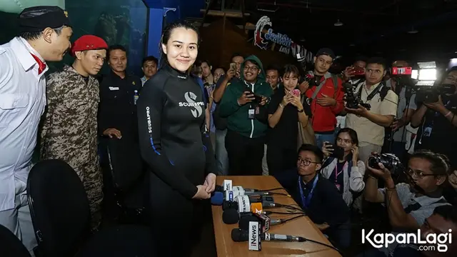 FOTO: Aaliyah Massaid Latihan Jadi Pasukan Pengibar Merah Putih di Dalam Air