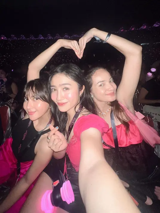 Jessica Mila, Enzy Storia, dan Febby Rastanty di konser BLACKPINK. Ketiga kompak mengenakan outfit bernuansa pink dan hitam. Foto: Instagram.