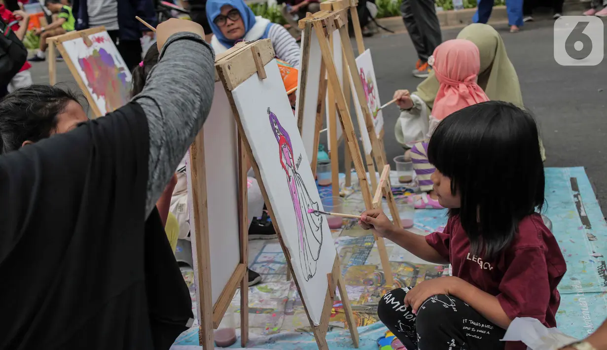Anak-anak mewarnai gambar saat car free day (CFD) di kawasan Bundaran HI, Jakarta, Minggu (27/10/2019). Kegiatan tersebut digelar untuk melatih keterampilan motorik halus serta mengembangkan kreativitas dan imajinasi pada anak. (Liputan6.com/ Faizal Fanani)