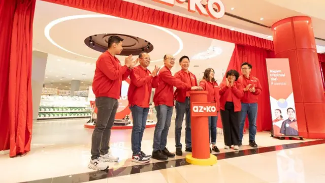 (tengah kiri - tengah kanan) Gregory S. Widjaja, Direktur, Prabowo Widya Krisnadi, Direktur Utama, dan Teresa Wibowo, Direktur PT Aspirasi Hidup Indonesia Tbk (AHI) meresmikan AZKO experience store pertama di Alam Sutera